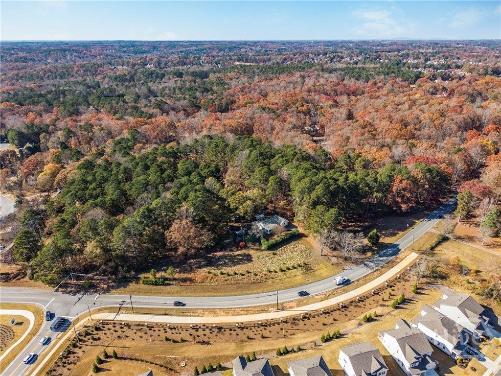 Image 4 of property listing at 3033 Fence Road, Dacula, GA 30019