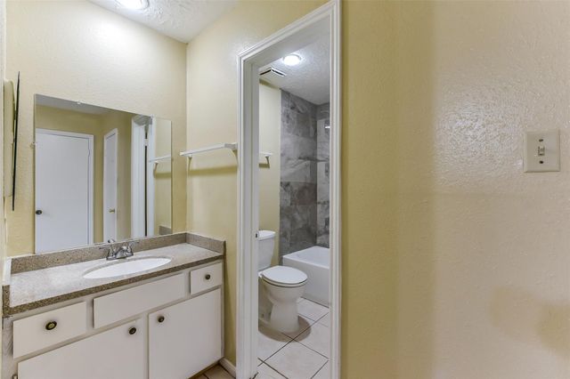 7839 Greenedge Drive, Houston, TX 77040