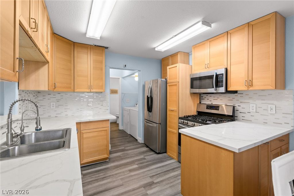 6905 Coral Rock Drive, Las Vegas, NV 89108 — photo 5