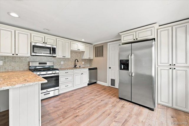 2428 Circle Drive, West Bloomfield Charter Township, MI 48324