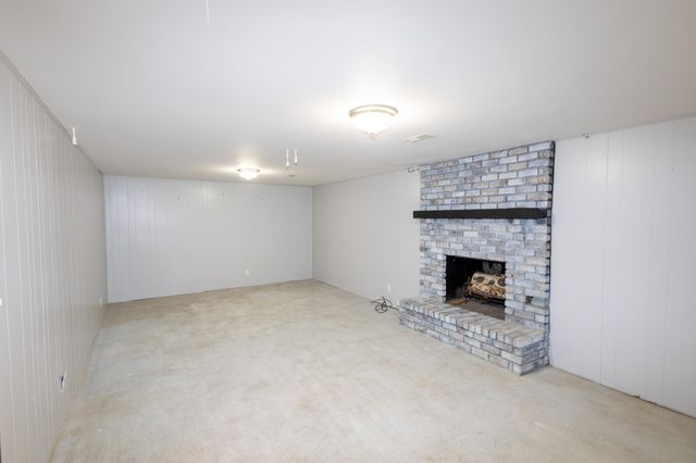 1670 N Wood Ave, Wichita, KS 67212