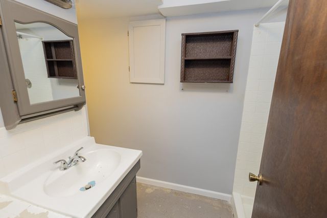 1670 N Wood Ave, Wichita, KS 67212