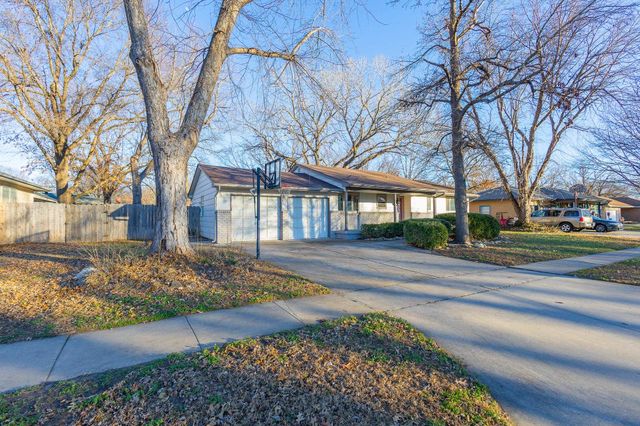 1670 N Wood Ave, Wichita, KS 67212