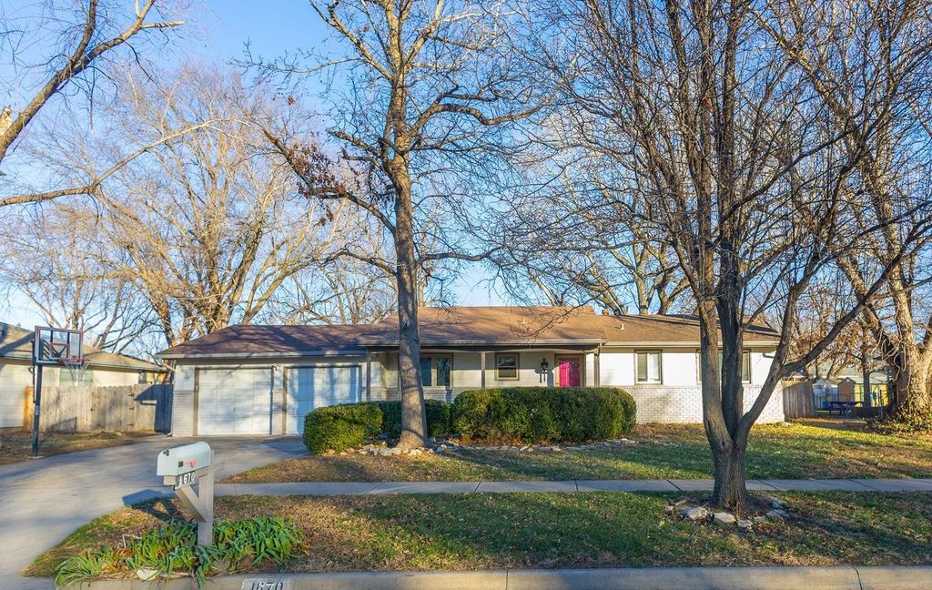 1670 N Wood Ave, Wichita, KS 67212