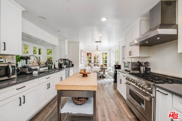 9911 Tower Lane, Los Angeles, CA 90210