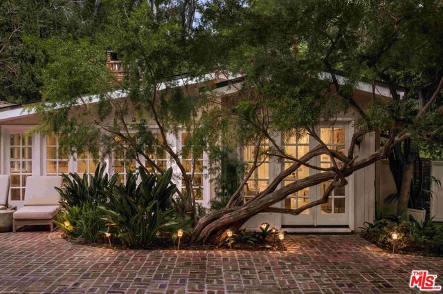 9911 Tower Lane, Los Angeles, CA 90210