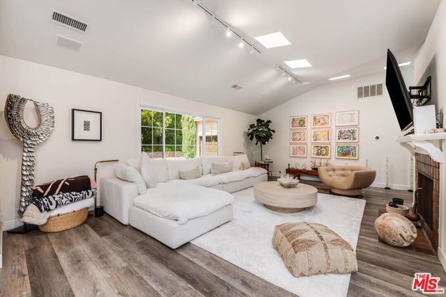 9911 Tower Lane, Los Angeles, CA 90210