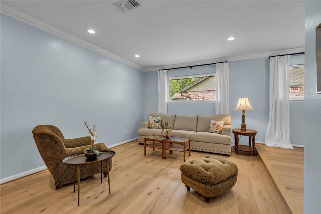 10127 Hazelhurst Drive, Houston, TX 77043