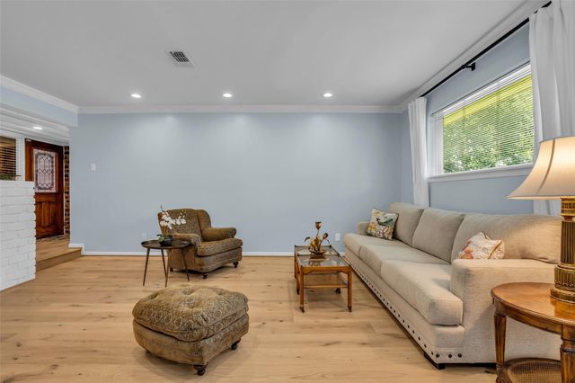 10127 Hazelhurst Drive, Houston, TX 77043