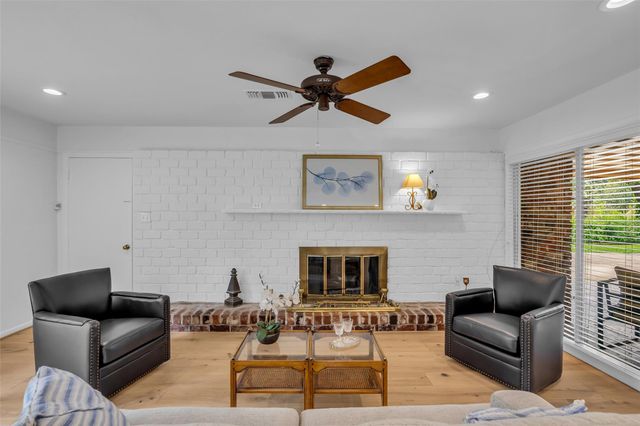 10127 Hazelhurst Drive, Houston, TX 77043