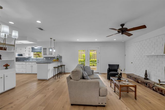 10127 Hazelhurst Drive, Houston, TX 77043