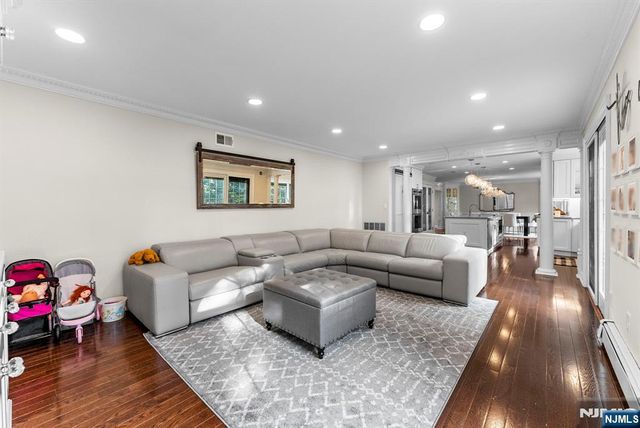 16 Dudley Court, Wayne, NJ 07470