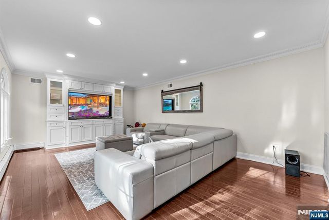 16 Dudley Court, Wayne, NJ 07470