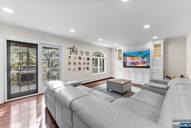 16 Dudley Court, Wayne, NJ 07470