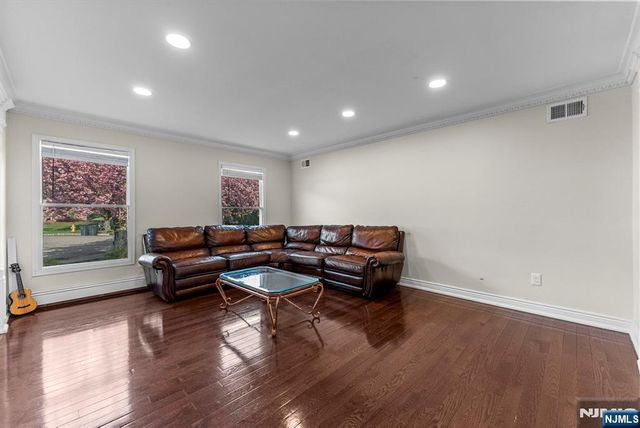 16 Dudley Court, Wayne, NJ 07470