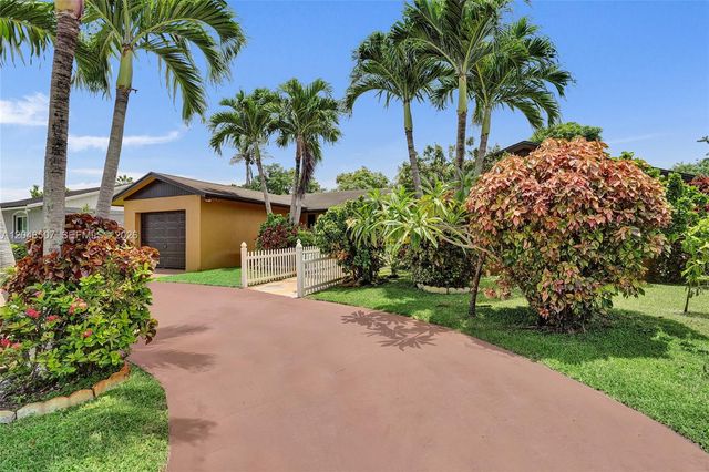 10688 Sleepy Brook Way, Boca Raton, FL 33428