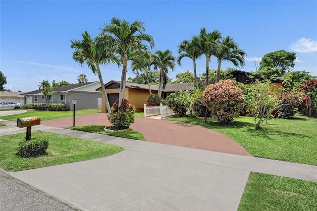 10688 Sleepy Brook Way, Boca Raton, FL 33428