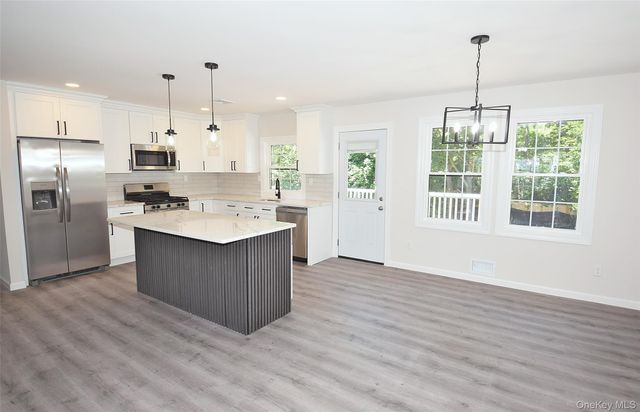 6 Barbara Avenue, Port Jefferson Station, NY 11776
