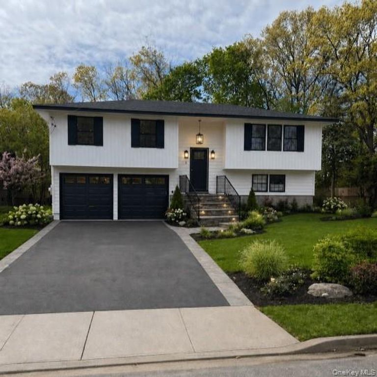 6 Barbara Avenue, Port Jefferson Station, NY 11776