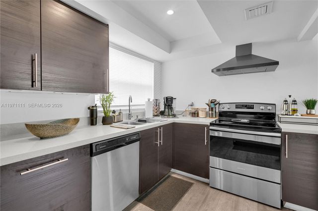 830 NW 87th Ave 406, Miami, FL 33172