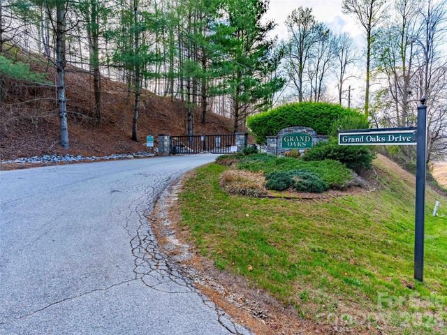 340 Grand Oaks Drive, Hendersonville, NC 28792