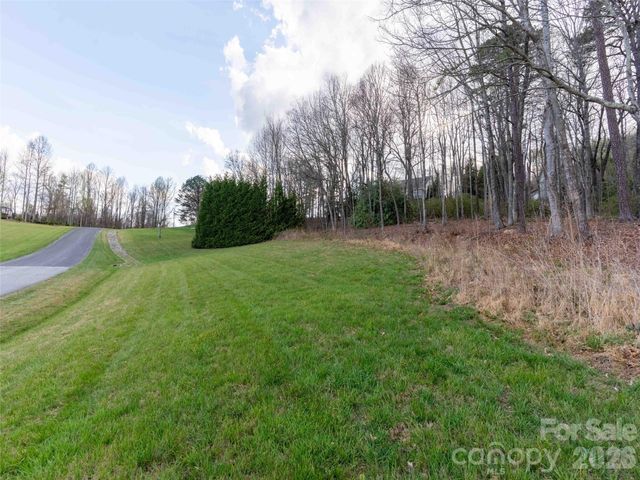 340 Grand Oaks Drive, Hendersonville, NC 28792
