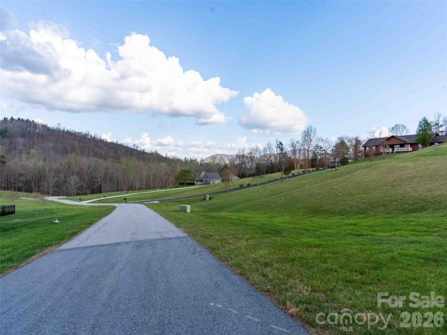 340 Grand Oaks Drive, Hendersonville, NC 28792