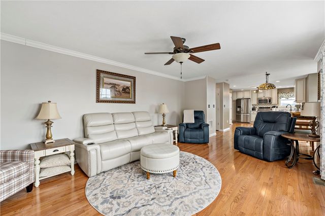 204 Rolling Hill Farm Dr, Rostraver, PA 15089