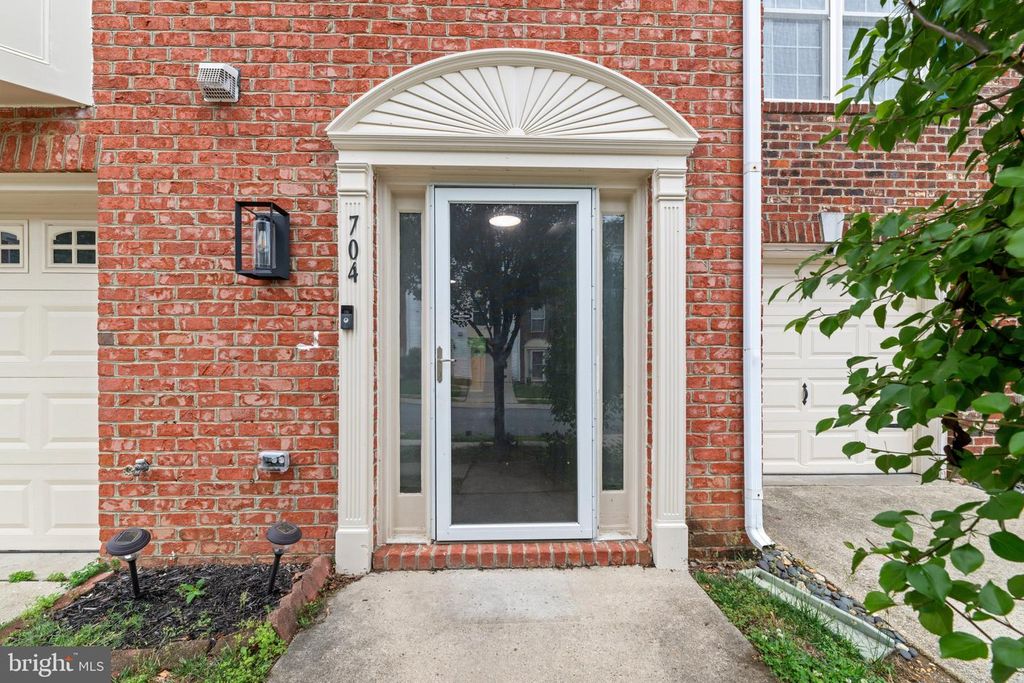 Image 2 of property listing at 704 SUMMERTIME DR, Odenton, MD 21113