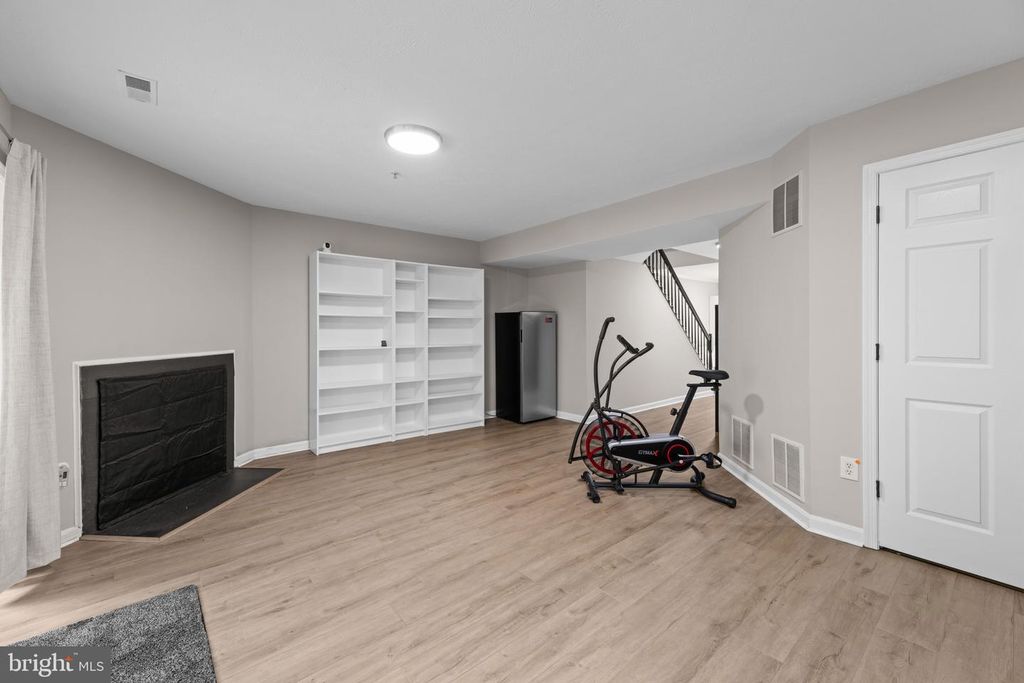 Image 8 of property listing at 704 SUMMERTIME DR, Odenton, MD 21113