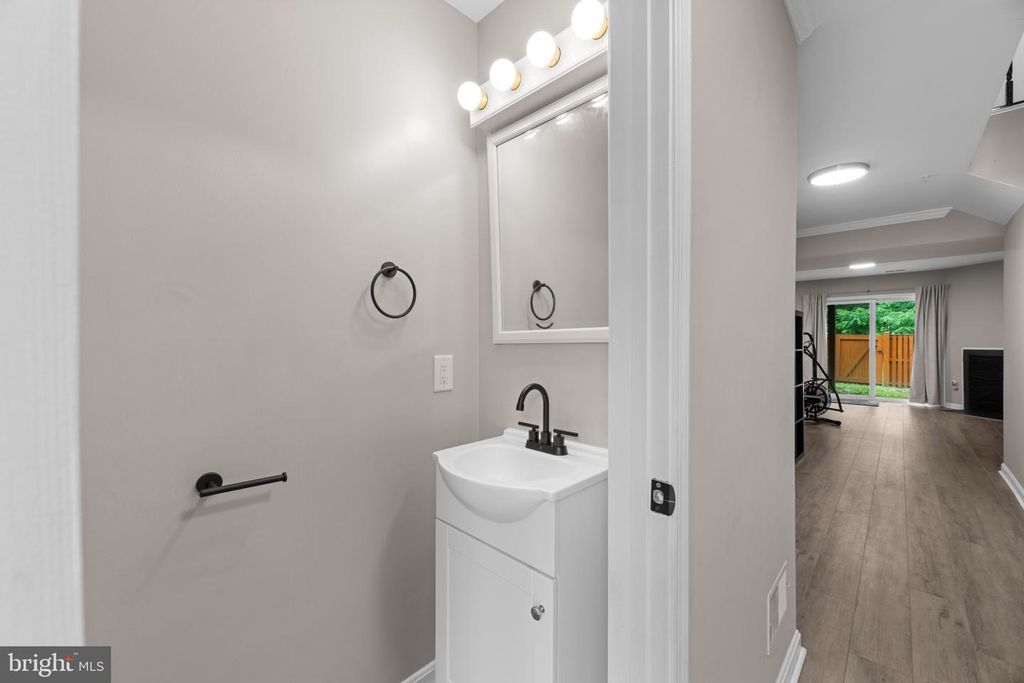 Image 9 of property listing at 704 SUMMERTIME DR, Odenton, MD 21113