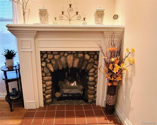 5025 N Hickory Ridge Road, Highland, MI 48357