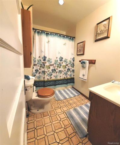 5025 N Hickory Ridge Road, Highland, MI 48357