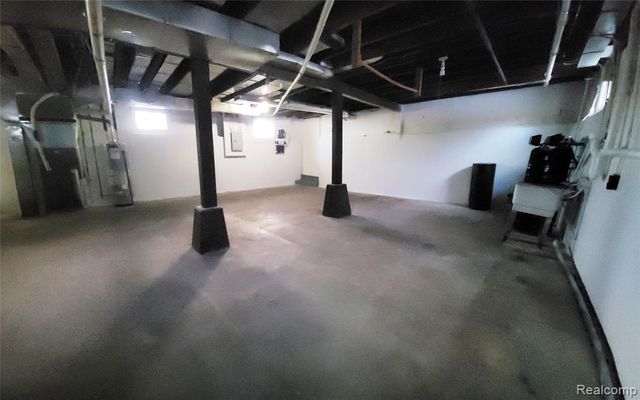 5025 N Hickory Ridge Road, Highland, MI 48357