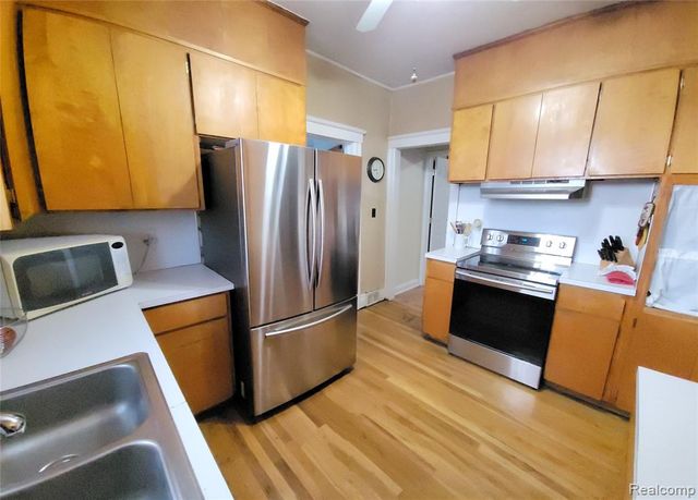 5025 N Hickory Ridge Road, Highland, MI 48357