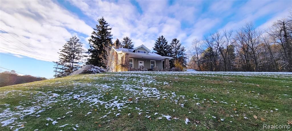 5025 N Hickory Ridge Road, Highland, MI 48357