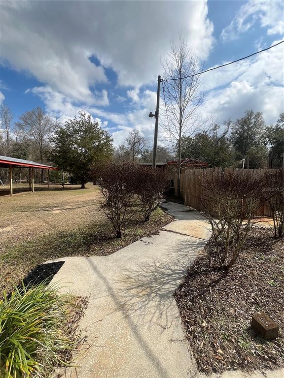 Image 8 of property listing at 1859 NW 82ND TERRACE, Bell, FL 32619