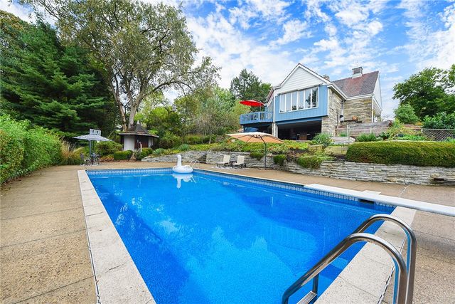 2055 Outlook Drive, Upper St Clair, PA 15241
