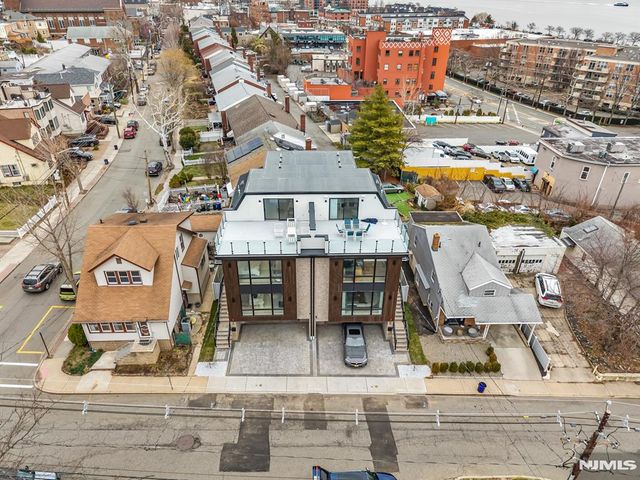 25 Garden Place A, Edgewater, NJ 07020