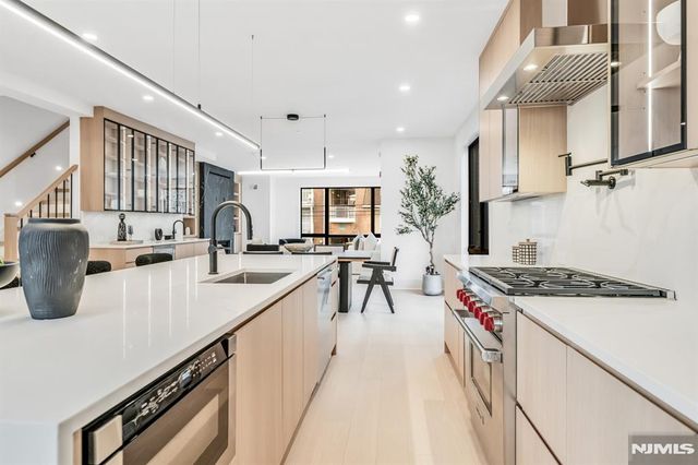 25 Garden Place A, Edgewater, NJ 07020