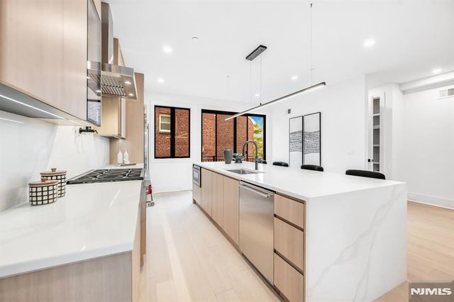 25 Garden Place A, Edgewater, NJ 07020