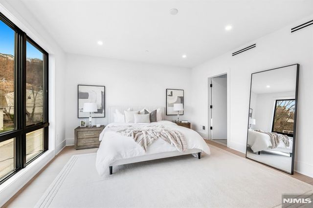 25 Garden Place A, Edgewater, NJ 07020