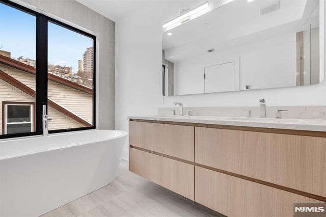 25 Garden Place A, Edgewater, NJ 07020