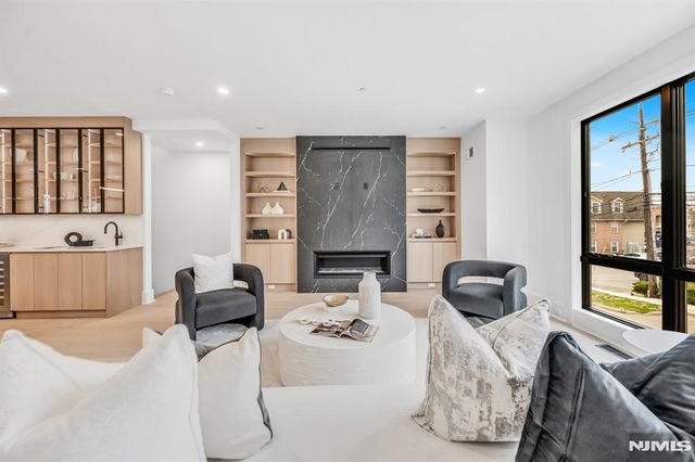 25 Garden Place A, Edgewater, NJ 07020