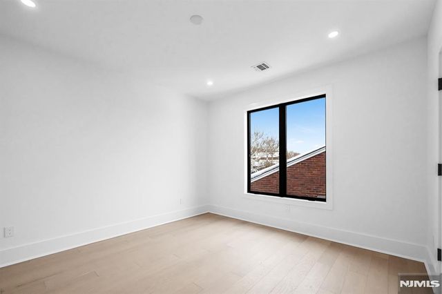 25 Garden Place A, Edgewater, NJ 07020