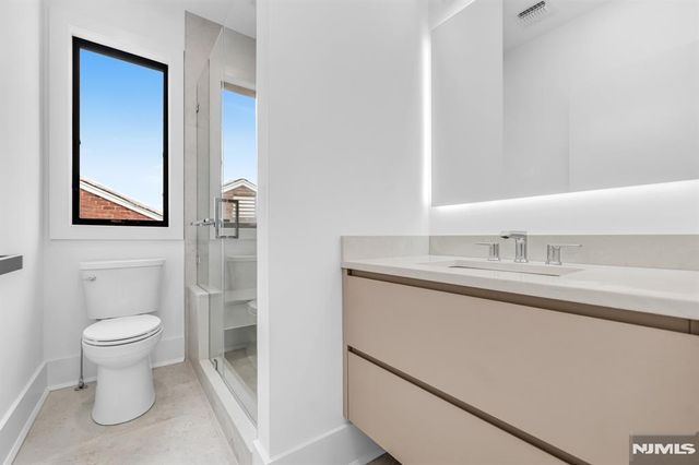 25 Garden Place A, Edgewater, NJ 07020