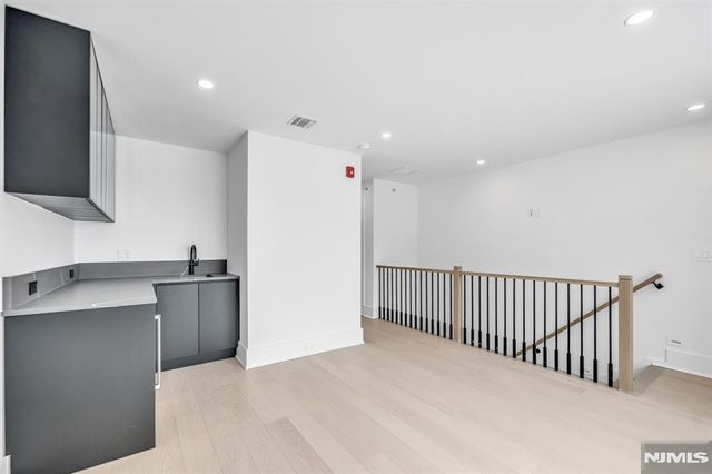 25 Garden Place A, Edgewater, NJ 07020