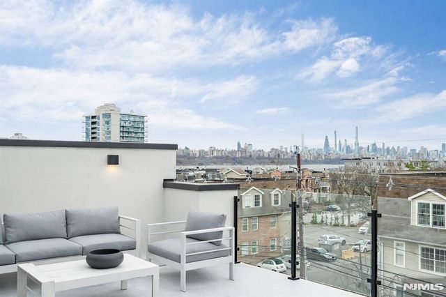 25 Garden Place A, Edgewater, NJ 07020