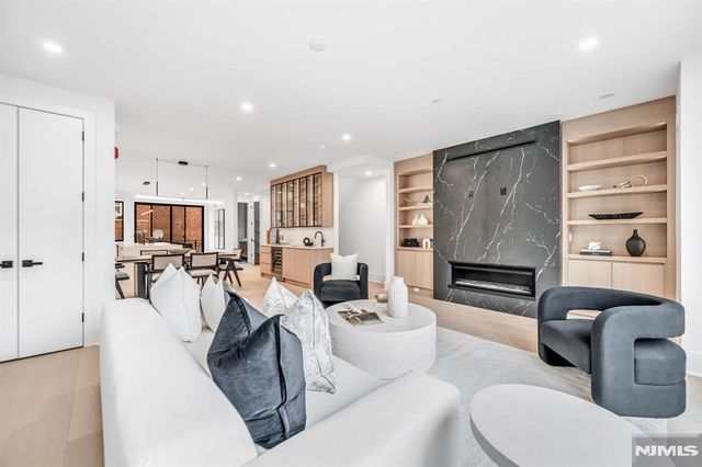 25 Garden Place A, Edgewater, NJ 07020