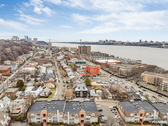 25 Garden Place A, Edgewater, NJ 07020